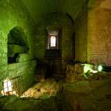 Usciamo dalla Galleria di levante per introdurci, sempre passando dal cortile, in quella settentrionale, che si imposta sui resti delle fortificazioni del III secolo a.C
